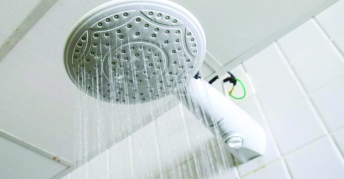 Fim do chuveiro elétrico tradicional: brasileiros estão aderindo à nova tendência que promete reduzir os gastos com energia