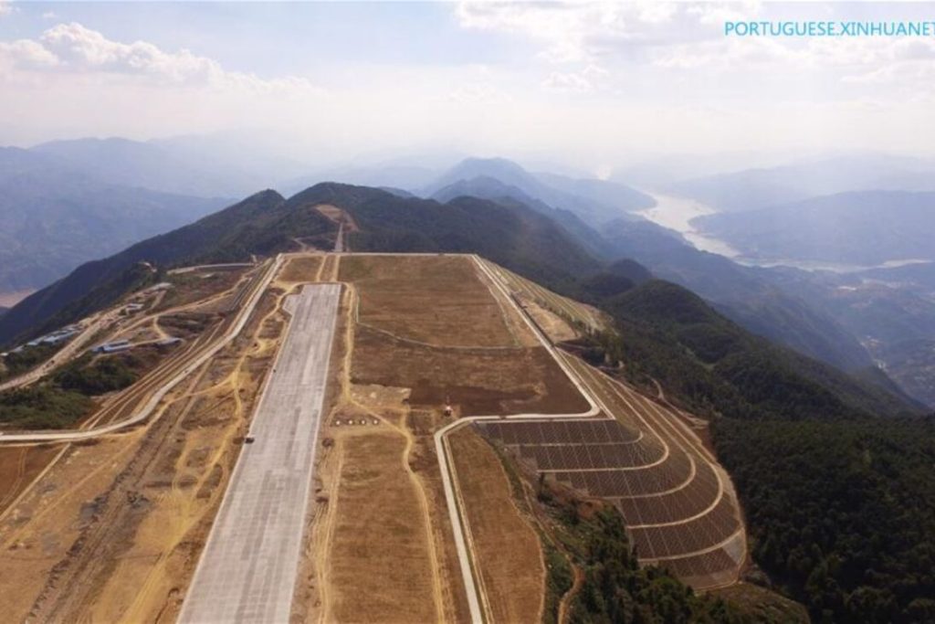 China explode montanhas e constrói aeroporto no topo de penhasco a 1.700 metros de altitude