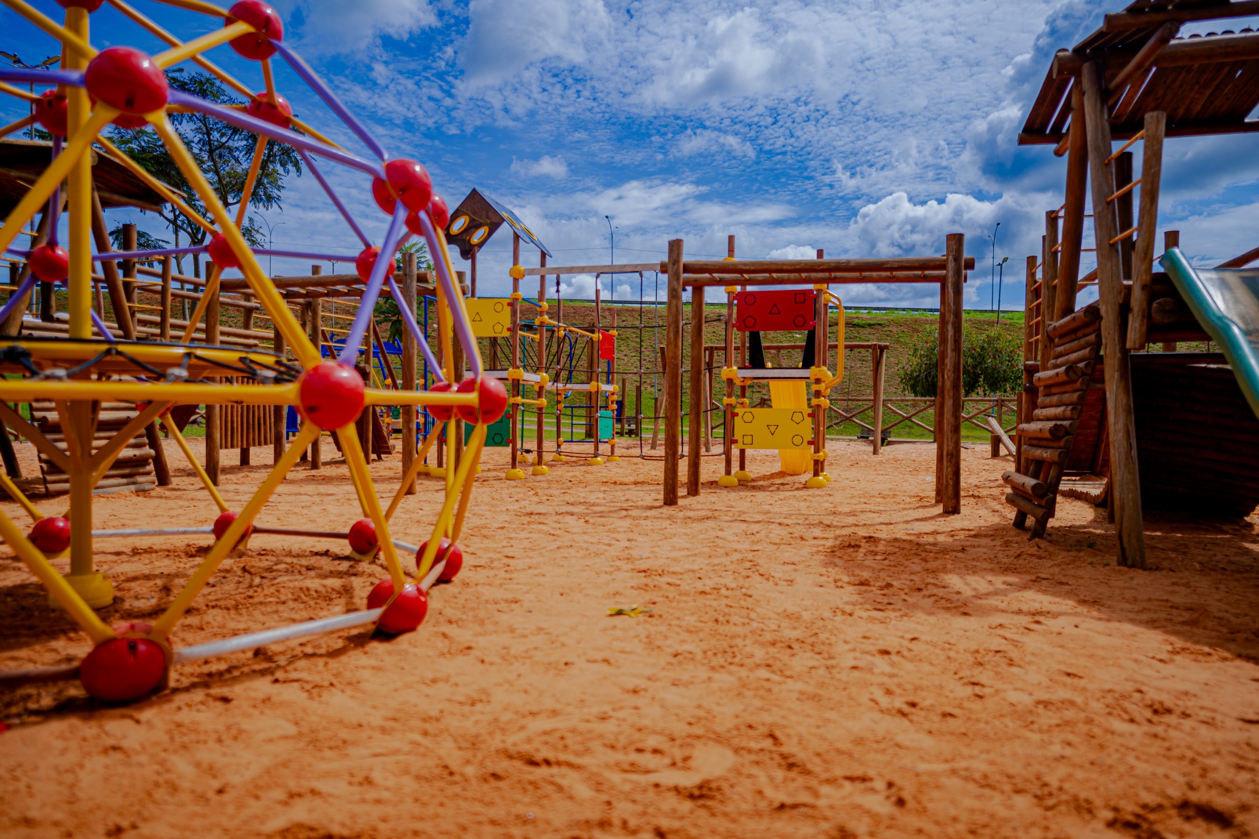 Prefeitura de Anápolis instala novos brinquedos no Parque da Jaiara e na Praça da Vila Esperança