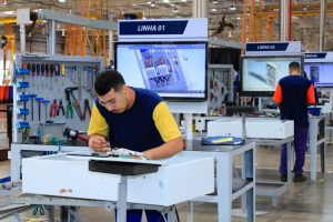 Doenças do trabalho podem gerar indenização, afastamento pelo INSS e estabilidade. Advogado explica quais condições dão direitos ao trabalhador CLT.