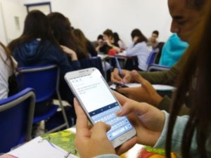Debate acerca da restrição ao uso do celular em universidades ganhou força recentemente. (Foto: Ilustração)