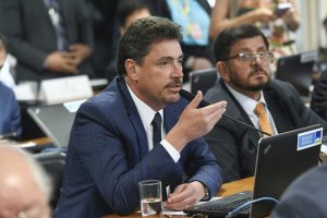 Wilder Morais lança pré-candidatura ao governo e confirma Ana Paula Rezende como vice