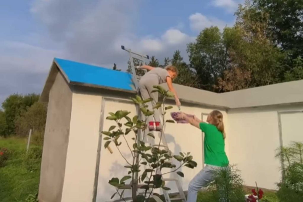 Mulher faz construção de casa sozinha, sem tijolo nem concreto