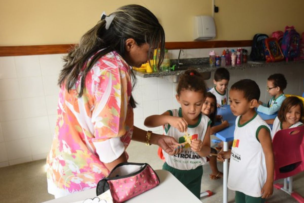 Nova lei ajuda profissionais da educação a se aposentarem mais cedo no Brasil