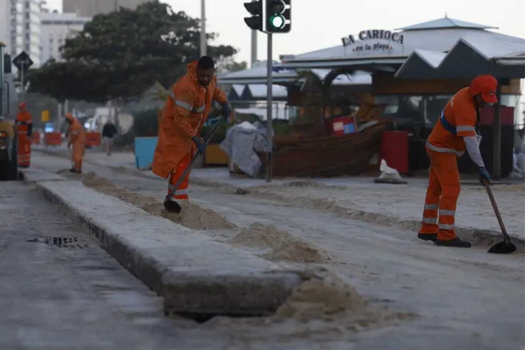 Comerciante nega água e banheiro a garis