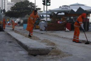 Comerciante nega água e banheiro a garis