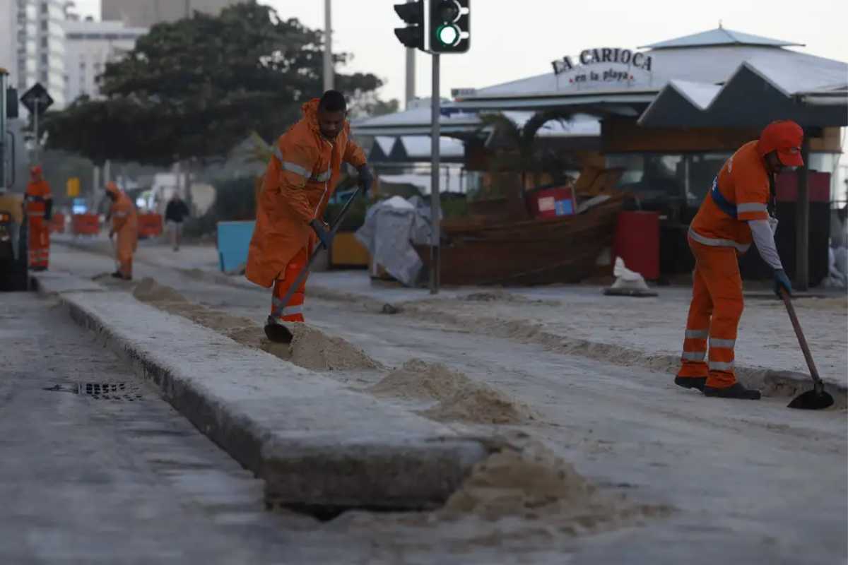 Comerciante nega água e banheiro a garis
