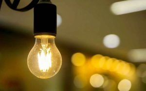 Entenda por que a lei proíbe o corte de luz em finais de semana, feriados e vésperas, mesmo com conta atrasada, e quais são os direitos do consumidor.