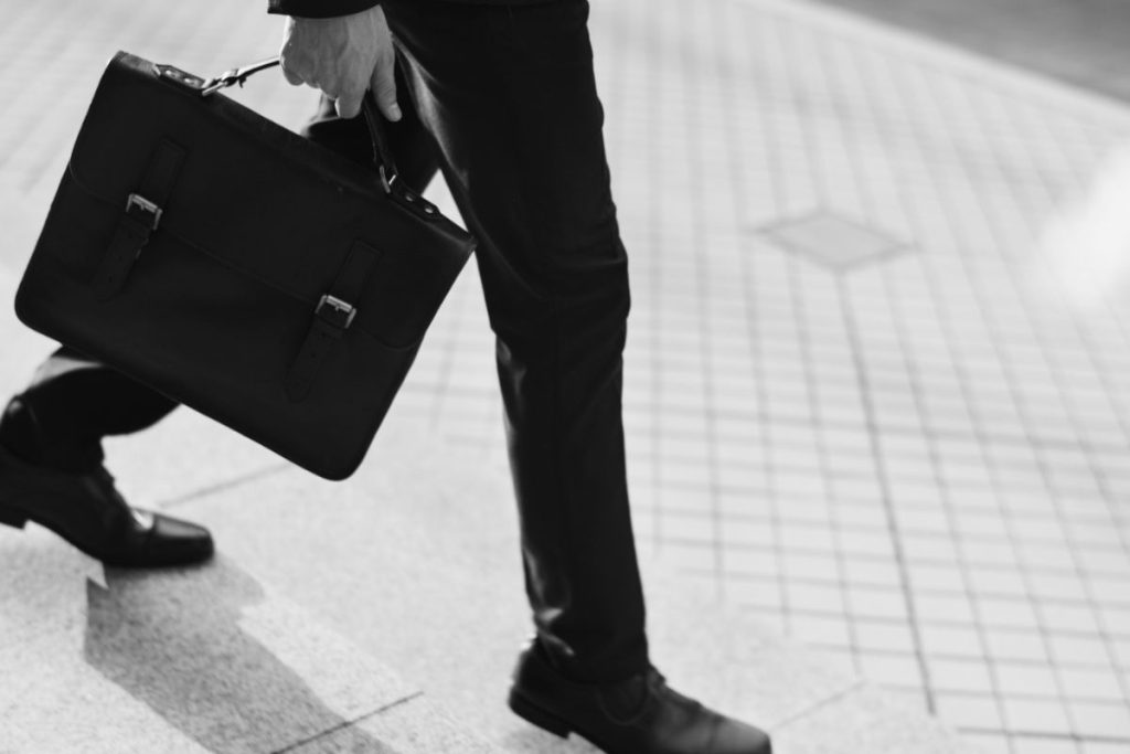 por que homens ricos nunca usam mochila