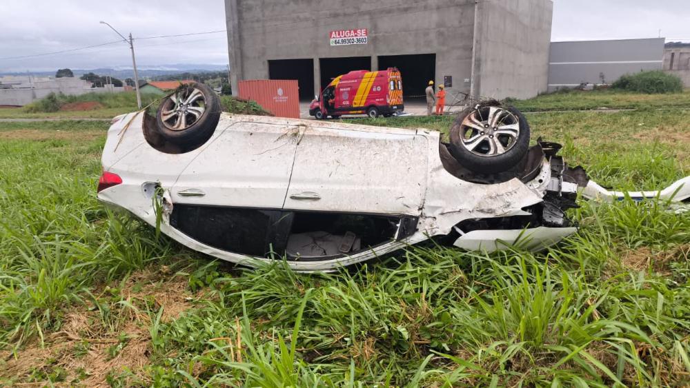 Motorista é arremessado para fora do carro e morre após capotamento em rodovia goiana