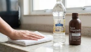 Misturar água oxigenada com vinagre: para que serve e como usar com segurança