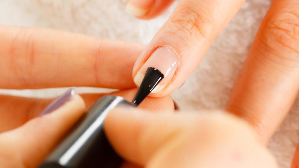 Unhas mais fortes e sem quebrar: solução caseira simples acaba com unhas quebradiças e faz você economizar no salão