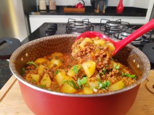 Essa receita de carne moída, feita em uma única panela, salva qualquer almoço ou jantar