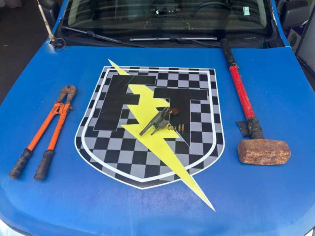 PM apreendeu arma utilizada pelo suspeito, bem como itens como alicate e marreta. (Foto: Reprodução)