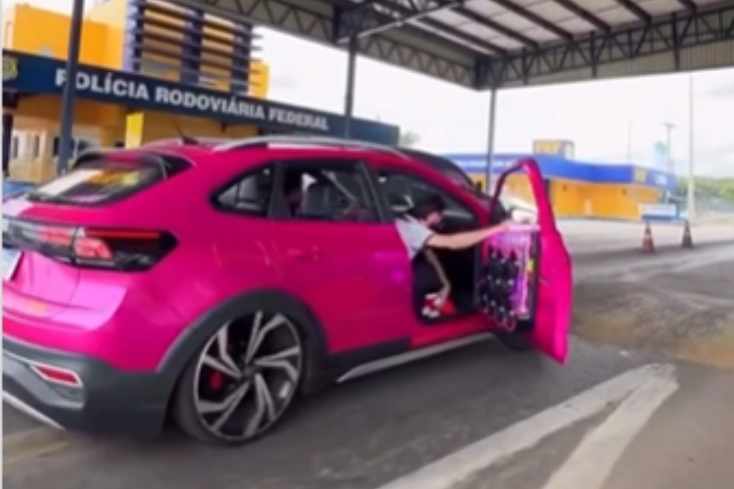 Influenciador que viralizou ao passar em frente à PRF com portas abertas e som alto tem carro apreendido em Anápolis