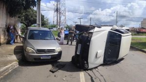 Motorista perdeu o controle, bateu em carro estacionado e tombou caminhonete.