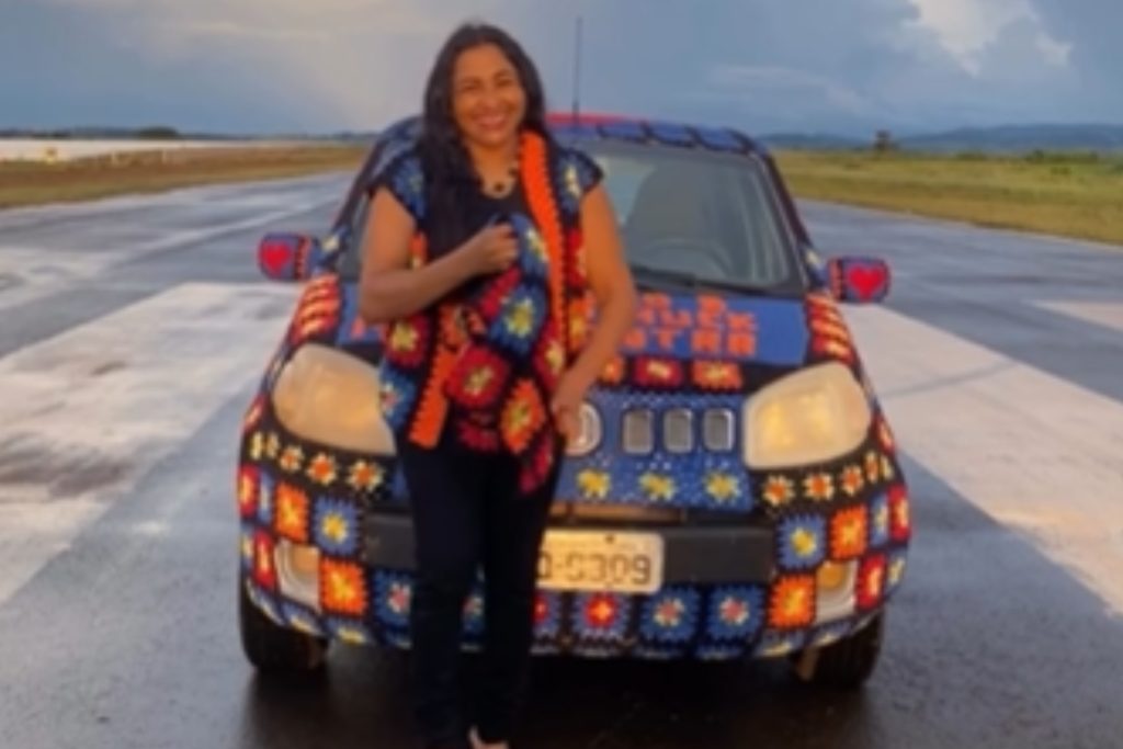 O veículo, um Fiat Uno modelo 2012, ganhou cobertura artesanal tanto na parte externa quanto no interior.