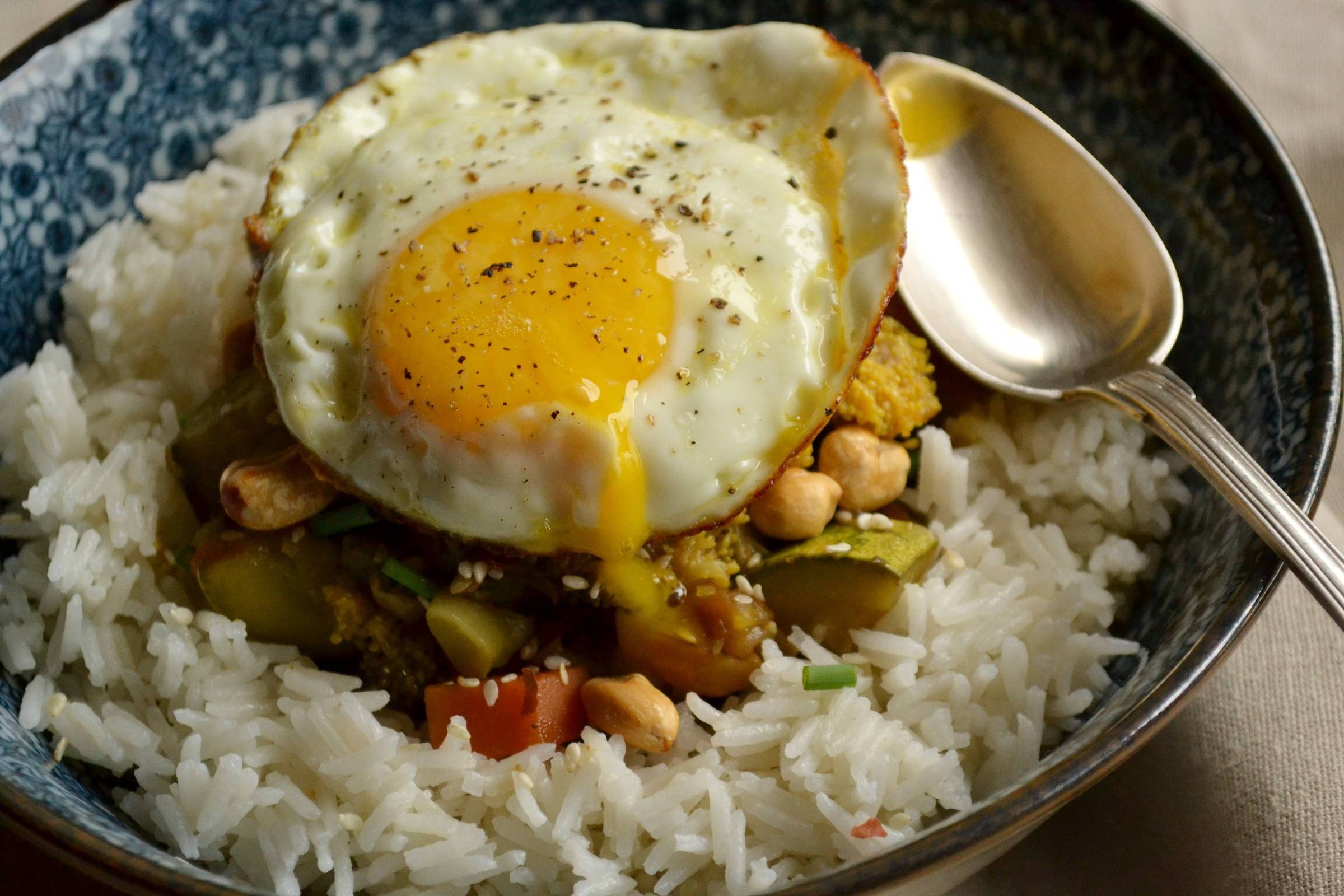 Arroz com ovo pode substituir a carne vermelha em proteína, apontam especialistas