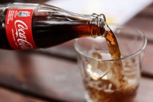 Coca-Cola premiada: quem encontra lata que faz barulho pode ganhar até R$ 5 mil
