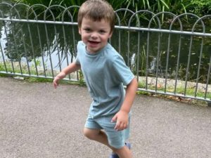 O caso do menino diagnosticado com demência infantil aos 4 anos e a luta da mãe para salvá-lo