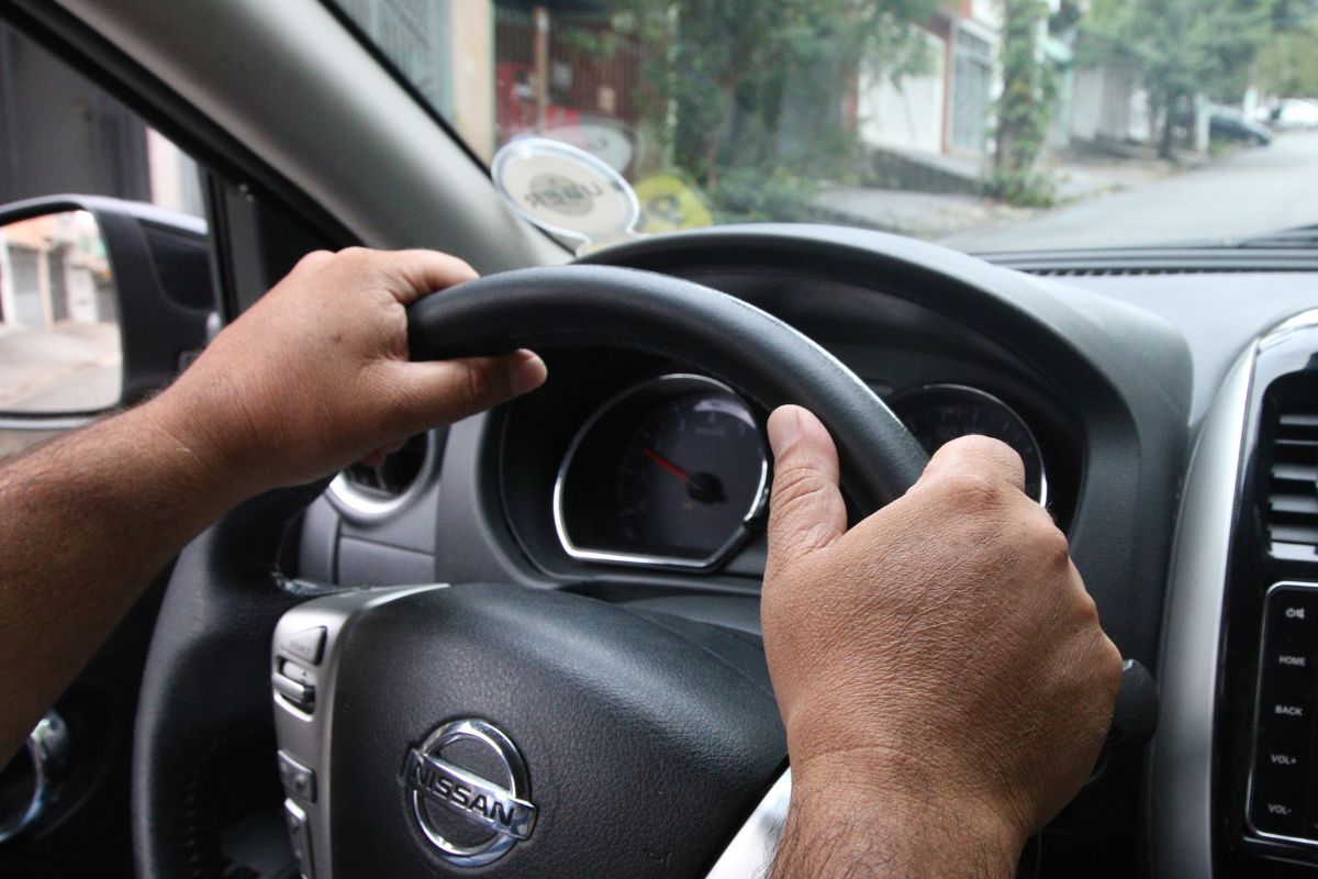 Motoristas que usam carro automático podem ter direito a aposentadoria especial, segundo advogado