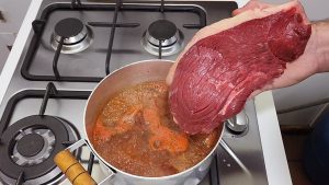 Truque de não fritar mais carne viraliza nas redes e mostra técnica com água fervente e ervas que pode deixar a carne mais macia e saborosa.