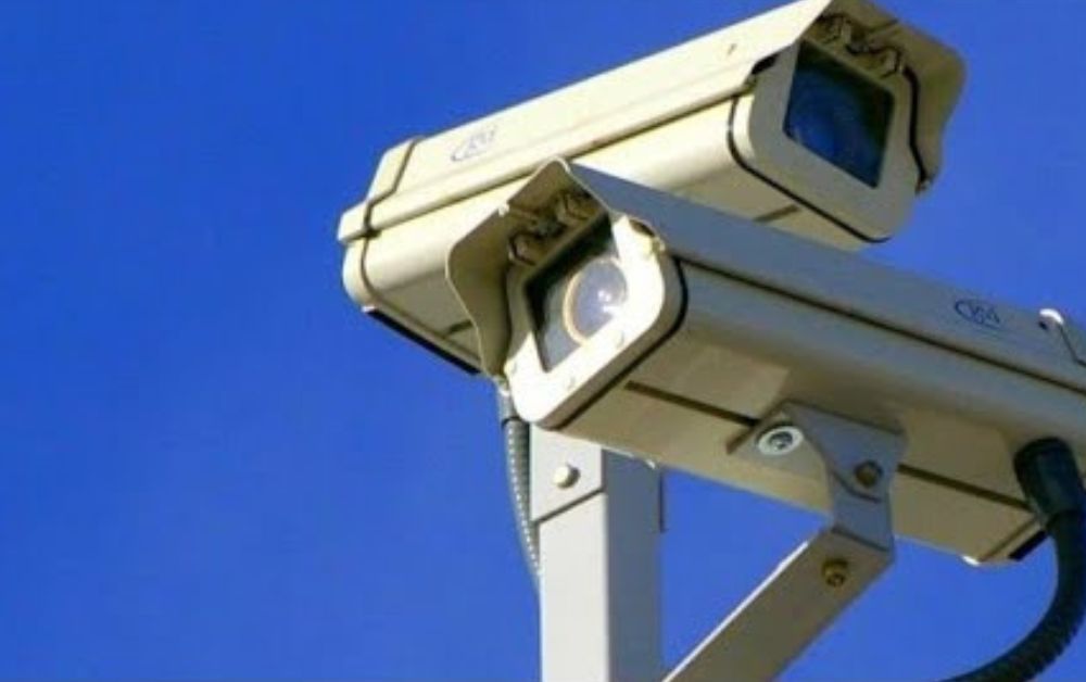 Radar com inteligência artificial para multar motoristas já opera no Brasil, amplia a fiscalização nas rodovias e pode substituir os radares tradicionais.