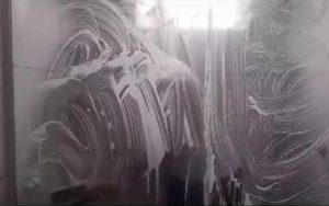 Veja o truque para deixar o vidro do box do banheiro transparente novamente usando limão e papel-manteiga e removendo manchas sem produtos químicos.