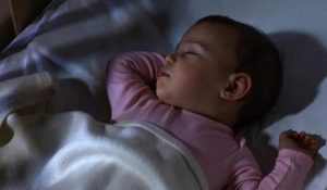 Técnica simples promete fazer criança dormir em menos de 5 minutos