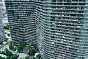Parece uma cidade, mas é um prédio: 20 mil pessoas vivem no maior residencial do mundo na China