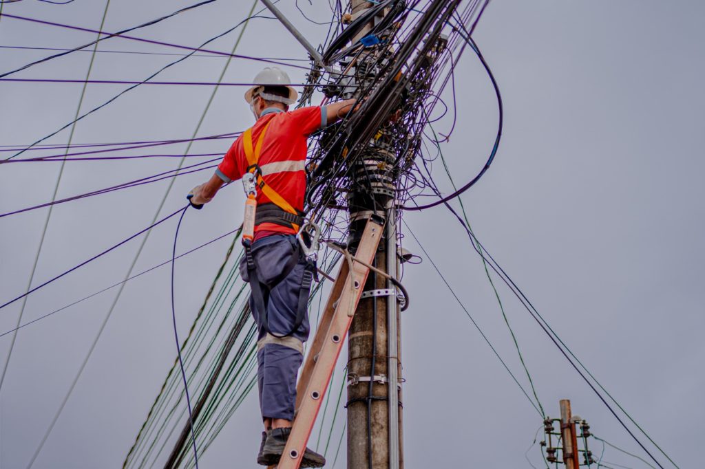 Prefeitura vistoria se fios soltos ou não identificados foram regularizados nos postes de Anápolis.