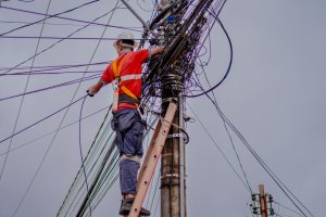 Prefeitura vistoria se fios soltos ou não identificados foram regularizados nos postes de Anápolis.