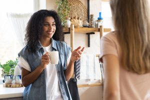 Quem mantém contato visual revela estes 4 hábitos, segundo a psicologia