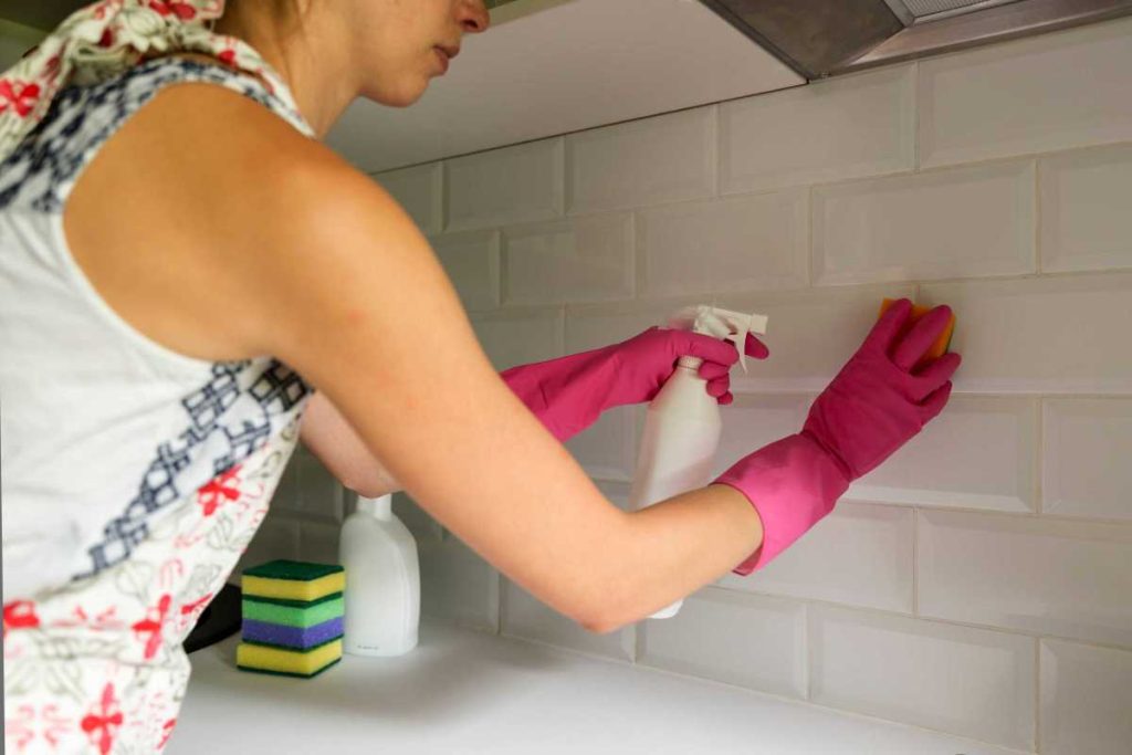 Método das donas de casa experientes para limpar rejunte encardido sem produtos químicos caros