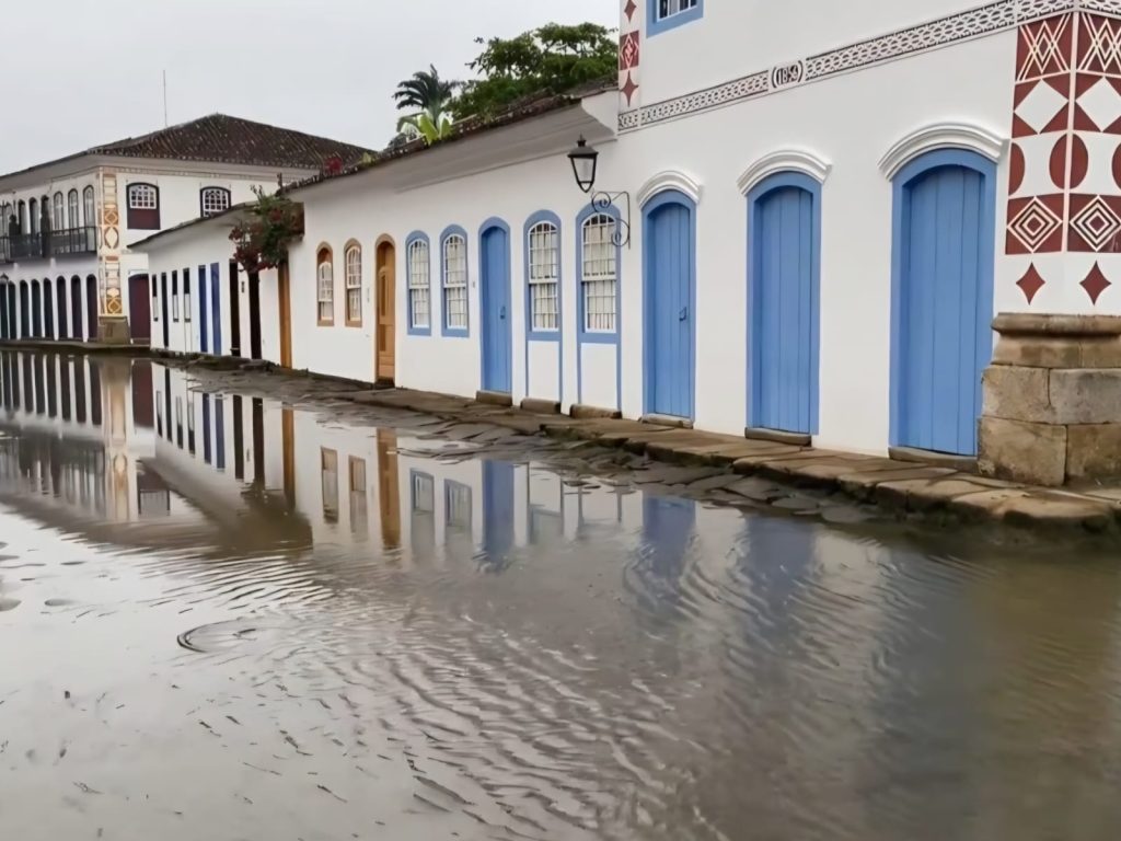 O centro histórico onde a maré invade as ruas de pedra e encanta turistas com “espelho d’água”