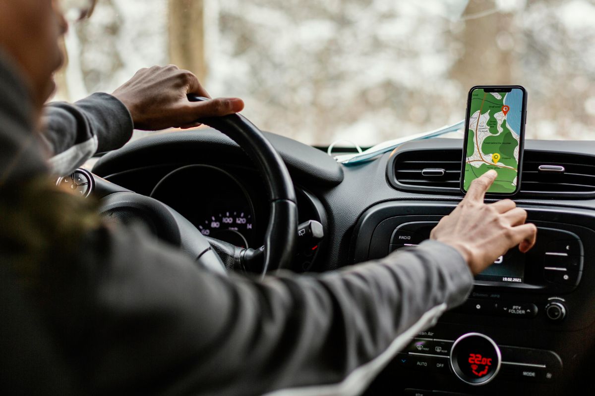 Waze aberto na blitz pode gerar multa? Veja o que diz o Código de Trânsito