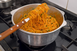 Receita de macarrão simples e delicioso ensinada por Karle, do perfil @nacozinhadakarle, mostra passo a passo fácil, rápido e econômico para o dia a dia.