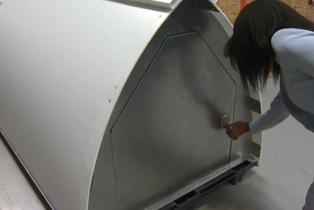 ONG cria tendas impermeáveis com luz e energia solar para pessoas em situação de rua