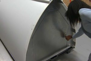 ONG cria tendas impermeáveis com luz e energia solar para pessoas em situação de rua