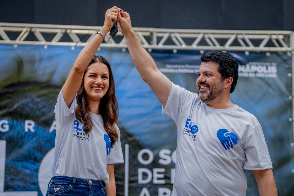 Ao lado do prefeito Márcio Corrêa, Carla Corrêa lançou programa para levar assistência social aos bairros de Anápolis.