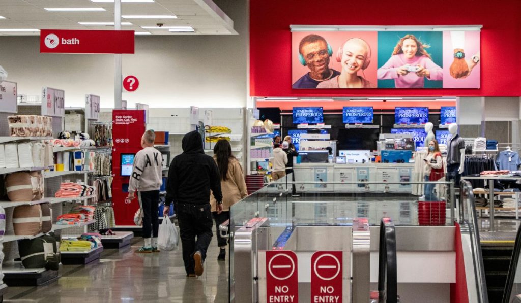 Rede de supermercado troca direção e demite 500 funcionários de uma só vez