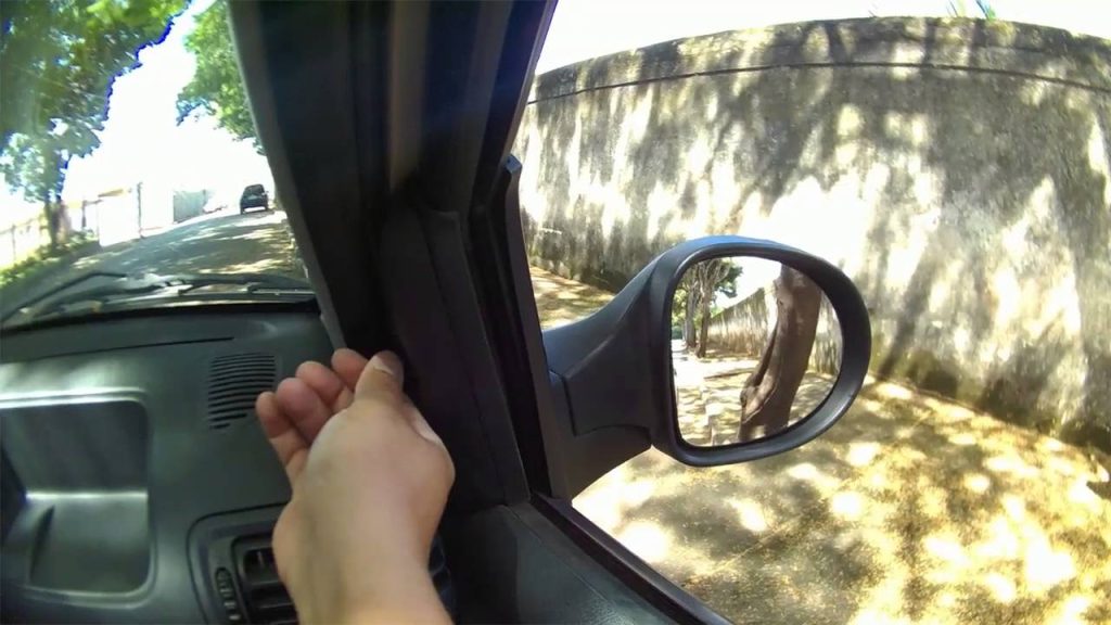 Vídeo do perfil @objetosfalantes_ ensina como ajustar o retrovisor corretamente para eliminar pontos cegos e aumentar a segurança no trânsito.