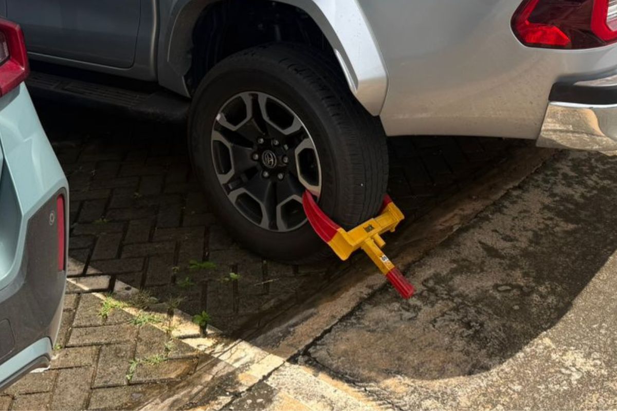 Estacionamento do Aeroporto de Goiânia passa a instalar trava em veículos considerados de alto risco; saiba como funciona