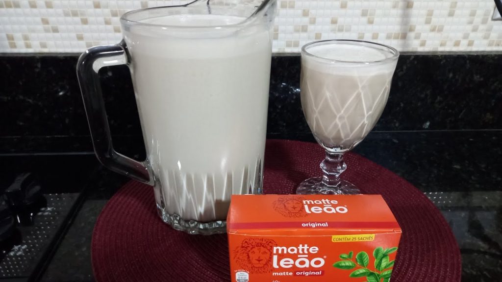 Vídeo do perfil @objetosfalantes_ mostra preparo de chá com leite no lugar da água e desperta curiosidade sobre técnica inspirada no consumo inglês.