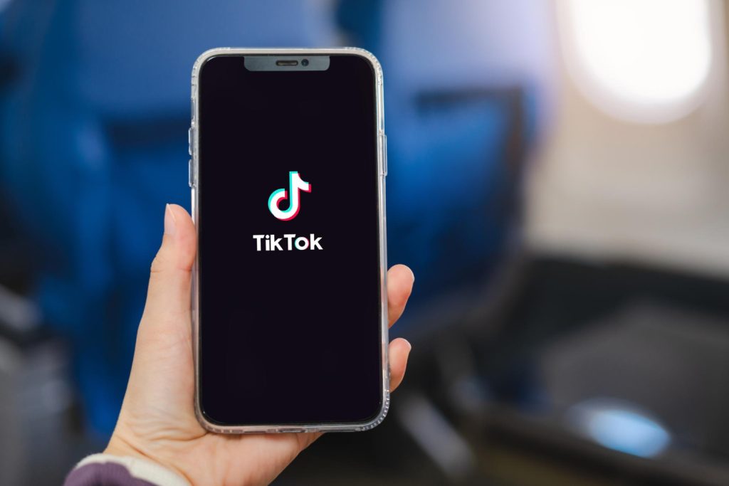 Justiça mantém justa causa de trabalhadora que publicou vídeo no TikTok criticando a empresa. Entenda quando reclamar nas redes pode gerar demissão.