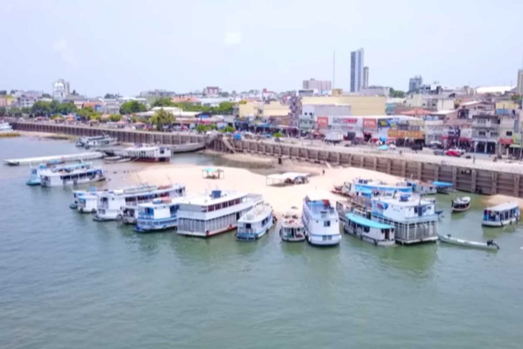 O vilarejo onde dois rios de cores diferentes se encontram, mas nunca se misturam