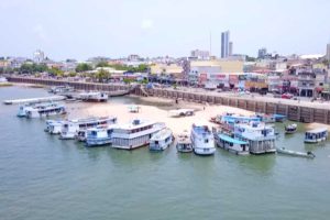 O vilarejo onde dois rios de cores diferentes se encontram, mas nunca se misturam