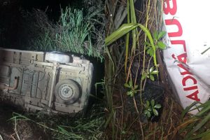 Ambulância que levava paciente com suspeita de infarto tomba na GO-330 após colisão com caminhão