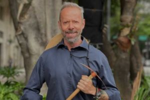 Ele trocou tudo para viver como jardineiro em São Paulo