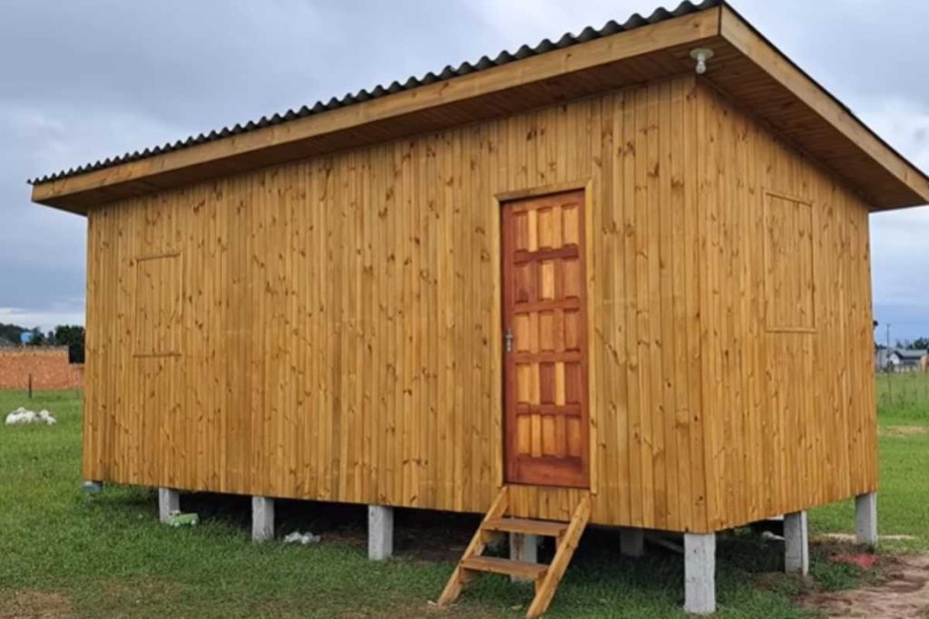 Pai constrói casa de madeira do zero para tirar filha do aluguel